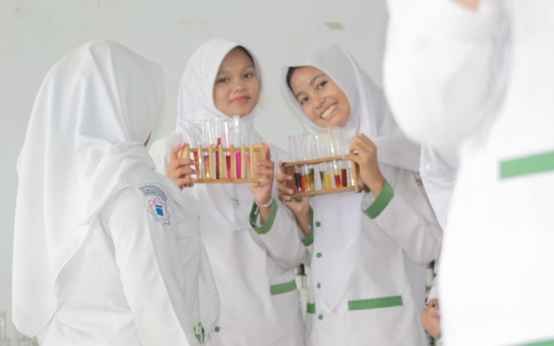 Kegiatan Praktikum Kimia MA Tunas Cendekia : Pembelajaran Aktif di Laboratorium Sekolah