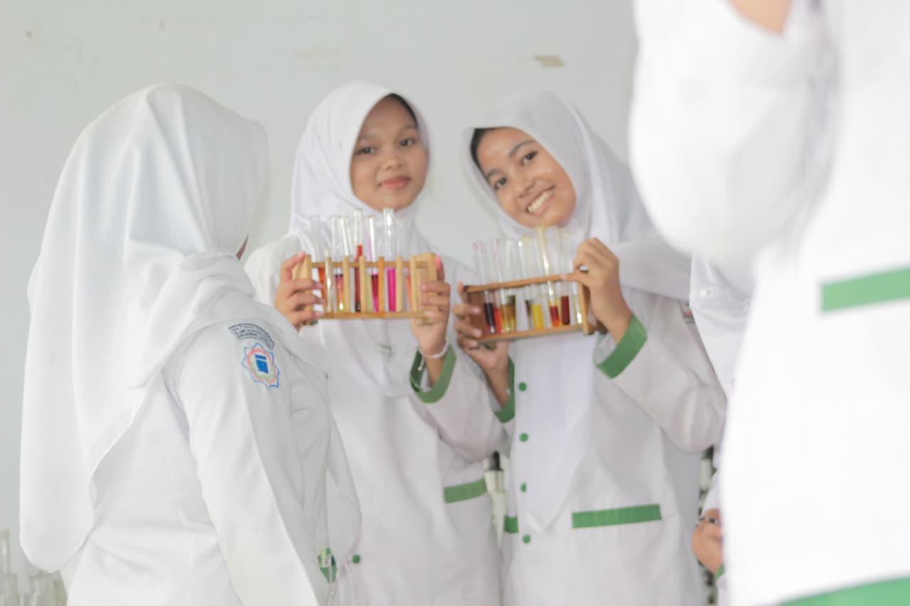 Kegiatan Praktikum Kimia MA Tunas Cendekia : Pembelajaran Aktif di Laboratorium Sekolah